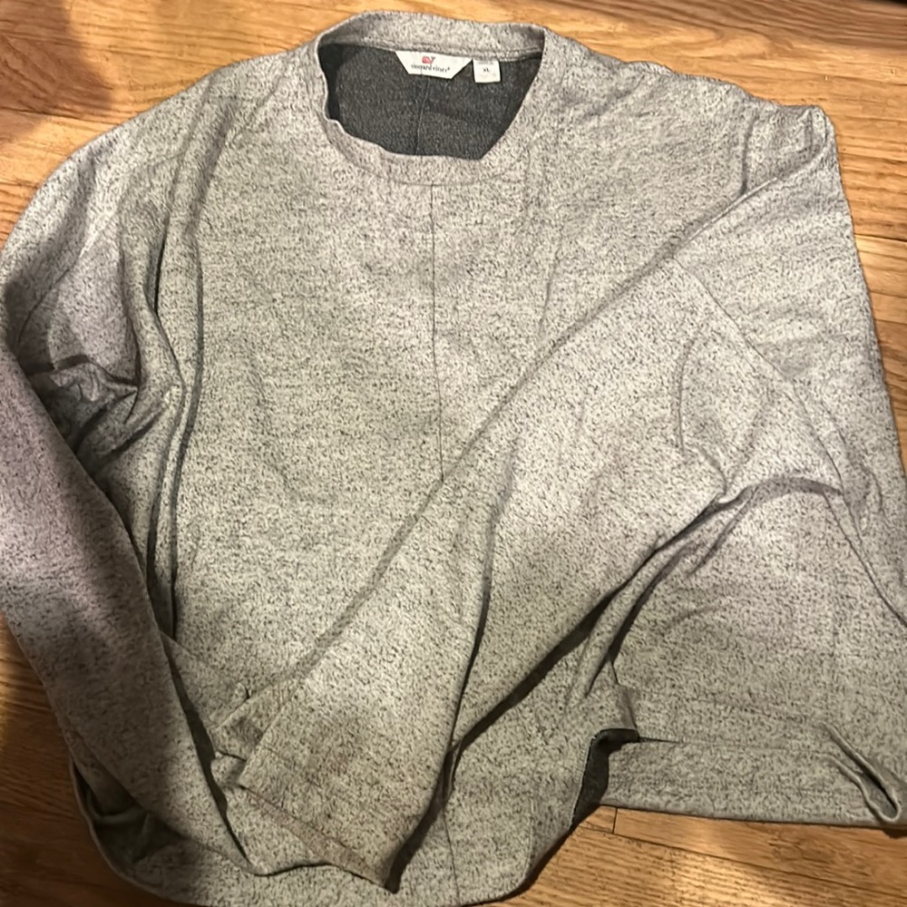 Vineyard Vines light weight crew neck / sweater